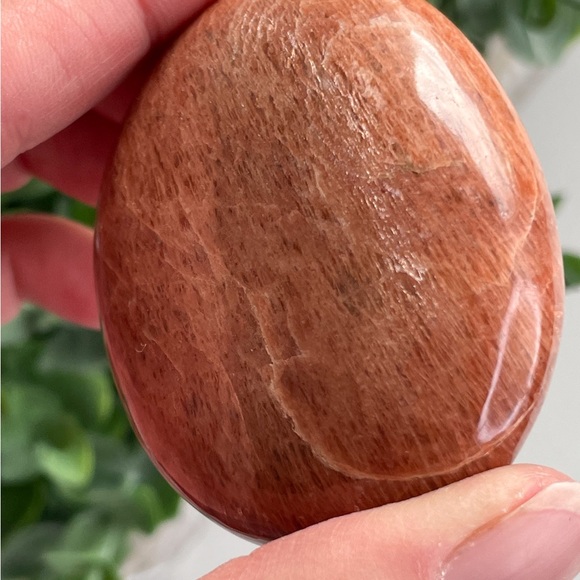 AA Grade Peach Moonstone Meditation Palm Stone - Picture 5 of 14
